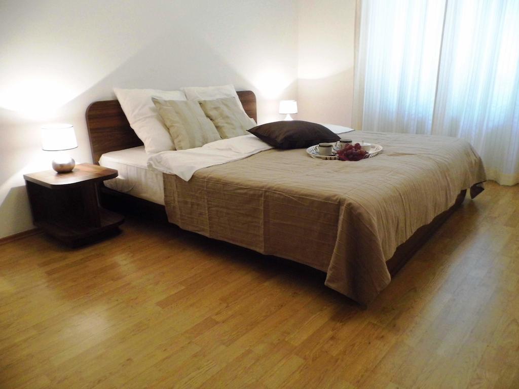 Lion Apartments Medena, Big Size, High Ceilings Bratislava Ruang foto